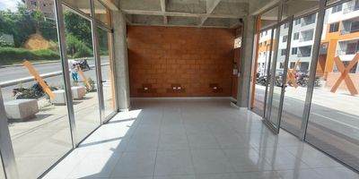 Local para arriendo en el sector de San Antonio de Prado, el local se encuentra en un primer piso, cuenta con 1 bano, puerta corrediza, y lavamanos, se encuentra cerca a transporte publico, restaurantes, supermercados y vias principales