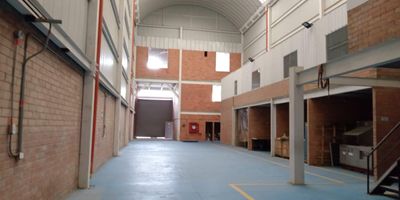 GRAN BODEGA UBICADA EN LA ZONA FRANCA DE TOCANCIPA , TIENE UN AREA TOTAL DE   900 M2; CONSTRUIDO 702 M2, ANO CONSTRUCCION 2019, TIENE 3 PLANTAS, 3 BANOS, INGRESO A BODEGA, 14 ESPACIOS PARA TALLER O ALMACENAMIENTOS, MEZANINE, PLANTA DE ENERGIA, RED DE INCENDIOS, LA PRIMER PLANTA TIENE 537M2 LA SEGUNDA PLANTA TIENE 60M2 Y LA TERCERA 106, SERVICIO DE ACUEDUCTO TIENE PANELES SOLARES DE 45KVA, PUERTA DE TRIPLE ALTURA