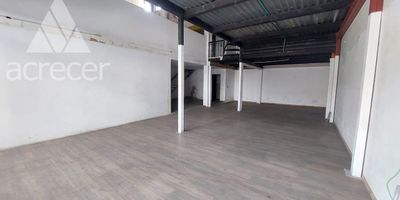 Local para arriendo en el sector de la Esmeralda, el local cuenta con muy amplios y luminosos espacios, cuenta con 1 bano, cocineta y parqueadero, se encuentra cerca a la AV Regional, a supermercados, entidades bancarias, restaurantes y vias principales. 
VALOR DE ARRIENDO + IVA
