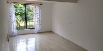 Apartamento en arriendo en el sector de Santa Monica, el apartamento se encuentra en el piso 2, en el podras disfrutar de espacios comodos, amplios e iluminados, cuenta con 2 habitaciones, 2 banos, sala comedor, cocina integral, y zona de ropas, se encuentra cerca a la I.E America Medellin, supermercados, y vias principales lo que le permite buen acceso a transporte publico.