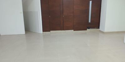 Local para arriendo en el centro de Medellin, el local se encuentra en el primer piso, cuenta espacios amplios e iluminados, cuenta con 2 banos, cocineta y aire acondicionado, se encuentra sobre cerca a supermercados, transporte publico, y vias principales.
