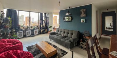 Encantador apartamento en venta. 75 m. 3 alcobas, 2 banos y la comodidad de un edificio con ascensor en el centrico sector. Con parqueadero y accesos viales convenientes, es un apartamento con excelente iluminacion, piso alto. Ven y conocelo
