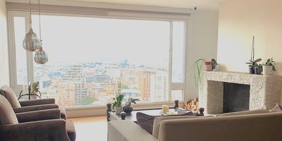 Hermoso apartamento RENTANDO ubicado en el sector de ROSALES, iluminacion natural, amplios espacios en un area de 186 metros,  exterior,  rodeado de naturaleza, montanas que invita a la tranquilidad. El inmueble cuenta con sala comedor, 3 alcobas, 2 banos completos mas bano social, cocina cerrada, zona de lavanderia independiente, cuarto y bano de servicio
1 parqueadero, 1 deposito. El edificio cuenta con excelente vigilancia, circuito cerrado de T.V.,  camaras.  