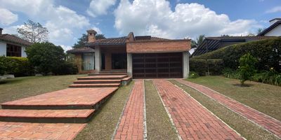 Casa campestre en llano grande en unidad residencial Gulanday, cuenta con un area total de 823 metros y 216 metros construidos, zona verde, parqueadero cubierto y habitacion de servicio, su ubicacion te permite estar a 10 minutos del aeropuerto Jose Maria Cordoba, 5 minutos del centro comercial San Nicolas y 5 minutos de la clinica Somer, un lugar ideal para vivir.
