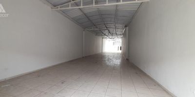 Local comercial para arriendo en Rionegro en excelente sector cercano a centro comercial san Nicolas y centro comercial savanna plaza, este inmueble cuenta con doscientos cincuenta metros de area, con oficina y bano, techo doble altura, en via principal con gran flujo de peatones y vehiculos.