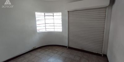 Casa para arriendo en el sector de los Alpes, la casa se encuentra en un  primer piso, cuenta con 4 habitaciones, 3 banos, 3 closet, sala comedor, cocina integral, 2 patios y zona de ropas, se encuentra cerca a la estacion metro plus de los Alpes, al C.C los Molinos, cajeros Bancolombia, y ruta de buses del metro de la estacion los Alpes.