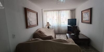 Apartamento amoblado para arriendo en el sector de Laureles, el apartamento se encuentra en el piso 3, en el podras disfrutar de espacios comodos, amplios y luminosos, cuenta con 2 habitaciones mas alcoba de servicio, 2 banos, mas bano de servicio, sala, comedor, cocina integral, zona de ropas y parqueadero doble, se encuentra cerca a supermercados, colegios y vias principales.