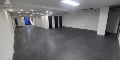 Local para arriendo en el sector de Caldas, el local cuenta con espacios amplios y luminosos, cuenta con 3 banos, y amplio espacios social, se encuentra cerca a supermercados, transporte publico y vias principales.
