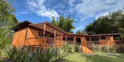 Esta hermosa propiedad ubicada en Rionegro, Antioquia es ideal para la compania perfecta. Con su area construida de 200 M2, esta vivienda ofrece comodidades de lujo. Ofrece 3 amplias alcobas con 3 banos completamente equipados, cubriendo todas las necesidades de la familia. Las caracteristicas internas de la finca incluyen, armarios , bano en la habitacion principal, terraza, gran zona verdes para una estancia tranquila, parqueadero doble cubierto 