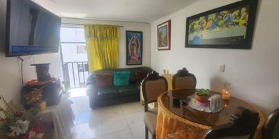 Apartamento para venta en el municipio de la ceja, sector JUAN PABLO II, este inmueble de 57 metros cuadrados cuenta con sala comedor, cocina integral con meson en acero inoxidable, cubierta a gas y campana extractora de olores, gabinetes superiores e inferiores, un bano con lavamanos con meson, mueble y espejo, tres habitaciones con closet, este inmueble tiene excelente iluminacion y vista desde sus alcobas, esta ubicado en una zona tranquila y segura del municipio y no cuenta con ningun gramen a la propiedad.