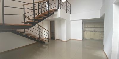 Hermoso apartamento duplex ubicado en en unidad cerrada en sector los colegios, cuenta con terraza un area de 104 metros, parqueadero y cuarto util, unidad con piscina, juegos infantiles, cancha, salon social porteria 24 horas, el lugar ideal para vivir
