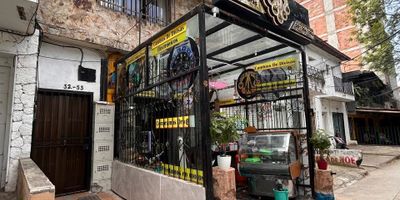 Casa en venta en el sector Belen sobre la Av. Bolivariana. Cuenta con amplios espacios iluminados; distribuido en sala, comedor, balcon con vista a la calle, cocina integral con buenos espacios para almacenamiento, patio interior, zona de ropas aireada, alcoba y bano del servicio, alcoba principal con closet doble y bano privado, 2 alcobas auxiliares con closet, 1 bano social completo. Situado en una zona comercial y residencial con acceso facil desde el Parque de Belen, variedad de establecimientos de comercio y transporte.