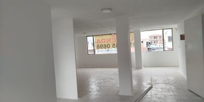 Espectacular local ubicado en el sector de prado veraniego norte sobre la av calle 129, ubicado en un primer piso de 1 plantas distribuidas en 100 metros, el local cuenta con amplios espacios y buena iluminacion, punto estrategico para el comercio, te permite estar cerca de todo lo que necesitas autopista norte calle 134 y calle 127, cerca a bancos y restaurantes.