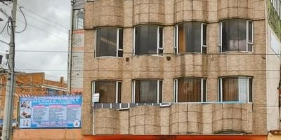 Estupendo edificio esquinero 4 pisos ubicado en el barrio Sosiego sur. Magnifica oportunidad con licencia  de construccion, uso comercial, institucional, empresarial. Excelente ubicacion sobre avenida principal... con proximidad entre carrera 10a, avenida caracas y calle 27  sur. El predio cuenta  con alto impacto comercial, universidades, colegios, iglesias, bancos, clinicas, hospitales, notarias, restaurantes, etc. Excelente transporte publico. Adecuado  para negocios... como: colegios, universidades, institutos de ensenanza, academias, iglesias, fundaciones, empresas de corte y confeccion, oficinas, eps, ips, notarias, sena, Cuenta con 20 espacios para aulas salones.. Oficinas teatro... auditorio. Salon multiple para reuniones, 10 baterias de banos,  2 garajes, patios, deposito, cocina. Planos  aprobados para continuidad de construccion...5 pisos  o mas...SE RECIBE PERMUTA POR APTO O CASA EN EL NORTE.
