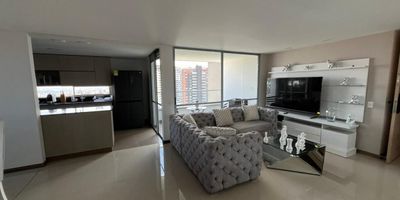 Apartamento Amoblado para arriendo en el sector Loma del Chocho Envigado. Cuenta con amplios espacios comodos, amplios y luminosos. Cuenta con 3 habitaciones, 3 banos, 1 closet, 2 vestier, sala comedor, cocina integral, red de gas, puerta de seguridad,  zona de ropas, 1 parqueadero doble lineal 1 cuarto util. Tiene cercania a la transversal intermedia, cerca al mall terracina plaza.