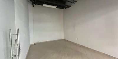 Local para arriendo en el sector de Pilsen Itagui. Cuenta con amplios espacios ventilados e iluminados. Cuenta con piso en ceramica. Tiene cercanias al Rompoy de Pilsen, restaurantes, supermercados y facil acceso a transporte publico.
