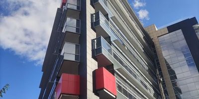 Oficina ubicada en una zona comercial y residencial de ambiente tranquilo en la zona de andes, un sector residencial, comercial, de servicios, cerca a estacion de transmilenio calle 100, universidad nacional, universidad el rosario, centro comercial puente largo, parroquia santo domingo sabio, clinica comparte esperanza, supermercado olimpica , gimnasio body tech, restaurante pandora, entidad bancaria bancolombia, davivienda, facil acceso a vias principales como la autopista norte, av suba, calle 100. Este sector estrategico es transitado por un bajo flujo de peatones y vehicular. El inmueble cuenta con una excelente distribucion de los espacios, buena iluminacion y ventilacion, ideal para oficinas de empresas de telecomunicacion y tecnologia e ingenieria.