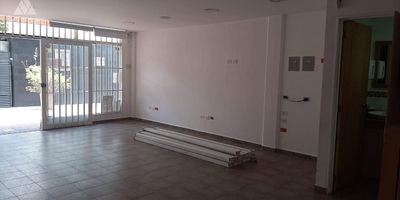Se arrienda  local comercial en centro de Rionegro, cuenta con  un bano,  cocineta y tiene un armario archivador tipo closet con muy buena capacidad.
parqueadero comunal 