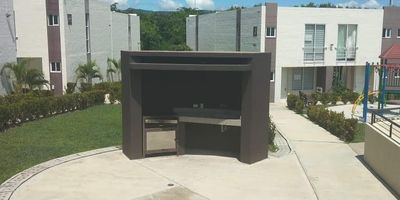 Espectacular casa ubicada en Ricaurte Cundinamarca, sector muy residencial e industrial, te permite disfrutar de espacios amplios comodos u luminosos ya que cuenta con una excelente ventilacion, cuenta con un area de 60 mt 2, 3 alcobas, 3 closet, 3 banos, 1 sala comedores,    zona de ropas, te permite estar cerca de todo lo que necesitas via melgar-Girardot, supermercado ara, Bancolombia, restaurante llano grande, cerca a colegios y parroquias. es duplex. 