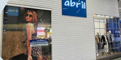 Espectacular local ubicado en centro comercial bulevar niza en la localidad de suba, tiene excelente iluminacion y ventilacion que cuenta con espacios amplios comodos y luminosas, tiene un area de 103mt 2 , es de doble altura, mezanine de 19 mt 2 , te permite estar cerca de todo lo que necesitas av. calle 80 ac ciudad de Cali. cerca de supermercado olimpica, banco de Bogota y Bancolombia, cerca a centros comerciales.