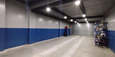 Local para arriendo en el sector de Via Copacabana. Cuenta con amplios espacios ventilados e iluminados. Cuenta con oficinas, bodegas internas, piso en baldosa, malacate electrico y 4 banos. Tiene cercanias a la via Copacabana Girardota con acceso a vias principales y transporte publico.
