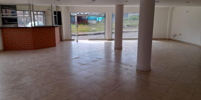 Amplio local ubicado en sector residencial del municipio, con gran afluencia de clientes. Este local cuenta con excelente iluminacion y vista externa, cuenta con zona de bar o cocina, 2 banos completos, un orinal, una bodega, un patio y una sala de archivo, su amplio espacio se presta para todo tipo de negocio, ideal para empresarios visionarios que saquen el mayor provecho a este sector en crecimiento y prospeccion economica 