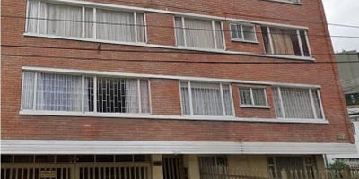 Apartamento exterior, excelente ubicacion en el sector de CHAPINERO CENTRAL, en edificio de 4 pisos, dos apartamentos por piso, el apartamento se encuentra en piso 3 sin ascensor, en buen estado  independiente a la edad de 56 anos, con espacios amplios, comodos e iluminados, su area construida de 126.48 Mts2 lo hace llamativo para adecuarlo a gusto personal. Cuenta con 3 alcobas, 2 banos, cocina semi-integral, el cuarto y bano de servicio se modifico para ampliar la cocina y dejar una alacena, sala comedor, zonas de ropas, el parqueadero es de uso comunal asignado cubierto y cancela un valor adicional al de la administracion de $84.000 mil pesos, te permite estar cerca de todo lo que necesitas KR 7, KR 9,  KR 11, KR.13 CL.53.CL.57, CL.55, Sena de la CL 57, AV Caracas, centros comerciales, Entidades Financieras, Zona Comercial como la Kr.11 y la 13, Exito de Chapinero, Transmilenio. Cambio de tuberias PVC 