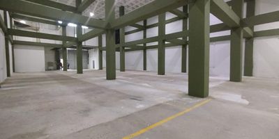Bodega para arriendo en el sector de la Variante de Caldas. Cuenta con amplios espacios ventilados e iluminados. Cuenta con piso en obra gris y otra parte en ceramica, 6 banos, puerta tipo camion, mezanine y energia trifasica. Tiene cercanias a la variante de caldas y acceso a transporte publico. 