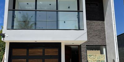 Casa con excelente ubicacion, facil acceso, cerca a mall comercial, centros comerciales, colegios, supermercados de cadena, aeropuerto, zona tranquila. La casa cuenta con chapas de seguridad inteligente, piso marmolizado, puertas - marcos y cocina en roble macizo, meson en piedra italiana sinterizada, cubierta electrica, diseno de luces con domotica, sistema de seguridad con 2 camaras instaladas y con capacidad para 4 mas.