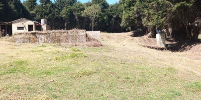 Excelente Lote via a la carretera que va de Altos de Yerbabuena a Sopo. Vereda Mercenario. El lote tiene 3200 mts. Esta ubicado a 250 mts de la carretera principal que une Altos de Yerbabuena con Sopo. La carretera es toda pavimentada hasta tomar la que desvia al lote. Esos 250mts estan despavimentados en perfecto estado. Entra automovil sin problema. De la autopista al lote son aproximadamente 20  a 25 minutos. Tiene los servicios de Luz y Agua,  Adicional ya hay gas natural en la zona.
