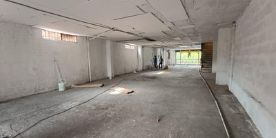 Bodega Duplex para arriendo en el sector del Perpetuo Socorro. Cuenta con amplios espacios ventilados e iluminados. Cuenta con puerta tipo camion, 6 banos, piso en baldosa, cocineta, 1 balcon y Malacate Electrico. Tiene cercanias a av regional y av. 33 con buen acceso a transporte publico.