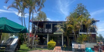 Casa disponible para alquilar en llano grande ,sector la Amalita ,sector tranquilo y seguro con facil acceso a via principales ,esta propiedad cuenta con cocina independiente ,sala comedor ,bano ,zona de ropas ,piscina 