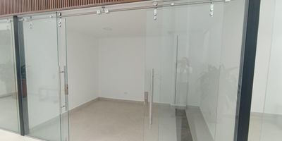 Se arrienda local a tan solo dos cuadras del parque principal de Rionegro, cuenta con bodega en la parte superior, con comodas vias de acceso  y cerca a estacion de gasolina, supermercados, escuelas y colegios
cuenta con banos sociales. 
