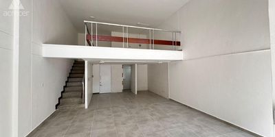 Local Duplex para arriendo en el sector del Centro. Cuenta con amplios espacios ventilados e iluminados. Cuenta con piso en ceramica, 1 bano. Cuenta con cercania a locales comerciales, supermercados, avenida la playa y muy buen servicio de transporte publico.