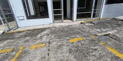 local , a la altura de la av las vegas, facil acceso ,a todo el frente de mcdonalds y una gran oferta de servicios complementarios ademas de rutas de transporte. Entorno muy transitado . Piso en baldosa , cocina pequena, bano, y una sala muy amplia, un gran lugar para almacen de cadena, restaurantes, venta de productos del hogar, entre otras.