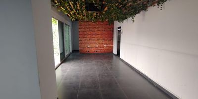 Oficina para arriendo en el sector de Niquia Bello. Cuenta con amplios espacios ventilados e iluminados. Cuenta con 6 sala de reuniones, piso en ceramica, 1 balcon, 3 banos y cocineta.  Cuenta con cercanias a la Estacion del metro Niquia, centro comercial Puerta del Norte y restaurantes.