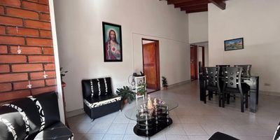 Apartamento en sector Belen Las Playas, muy cerca a la Av. 80 con la 76. Cuenta con salon comedor amplio, cocina integral, zona de ropas, alcoba y bano del servicio, alcoba principal con bano privado y closet, 2 alcobas auxiliares con closet, 1 bano social completo, terraza. Ideal para inversion, acceso por escalas.