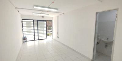 Casa Comercial para arriendo en el sector de Calasanz. Cuenta con amplios espacios comodos, amplios y luminosos. Cuenta con 8 habitaciones, 3 banos, 1 sala ,cocina integral, red de gas, zona de ropas y 1 patio. Tiene cercanias a la Avenida la 80 y locales comerciales, con buen acceso a transporte publico.