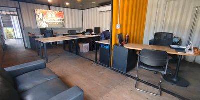 Oficina para arriendo en el sector de Zona Industrial del Guayabal. Cuenta con amplios espacios ventilados e iluminados. Cuenta con 1 bano, cocineta, piso en madera y 1 parqueadero al aire libre. Cuenta con buena ubicacion cerca a la avenida regional y al almacen Juguetelandia y buen acceso a transporte publico.