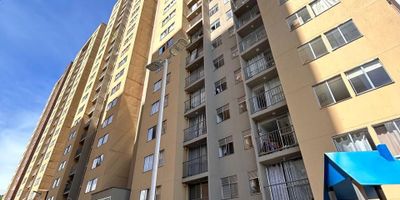 Hermoso apartamento con espacios amplios e independientes. En el sector de la Misericordia. Distribuido en salon comedor, cocina integral, zona de ropas, balcon con agradable vista a la zona verde, 1 habitacion ppal con bano privado, 2 alcobas auxiliares con closet, pisos en ceramica, parqueaderos comunes. Unidad Cerrada, con piscina de adultos y ninos, gimnasio, cancha recreativa en grama sintetica, turco, juegos infantiles, porteria 24 hrs. Acceso de a variedad de rutas de transporte.