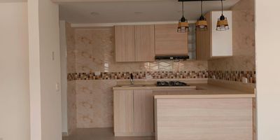  Apartamento ubicado en la zona de Madrid Cundinamarca. El apartamento se encuentra en el piso 7. En el podras 
disfrutar espacios comodos, amplios y luminosos. Cuenta con una excelente ubicacion de facil acceso 
a transporte publico, colegio liceo campestre nogal, universidad politecnico gran colombiano, centro comercial Casa blanca, clinica u hospital Santa Matilde, 
supermercado D1, ARA, gimnasio Smart fit, entidad bancaria Bancolombia, facil acceso a vias principales, permitiendote 
estar cerca de todo lo que necesitas