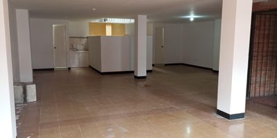 Bodega ubicada en un punto estrategico para tu negocio sobre la via principal del centro de la moda Itagui. Cuenta con una buena area de almacenamiento. Buena iluminacion. Dos banos. Cocineta. 