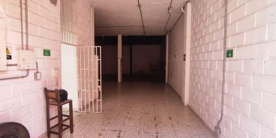 bodega industrial ubicada en una unidad cerrada, ideal para empresas que requieren un espacio seguro, amplio y bien ubicado para sus operaciones logisticas o de almacenamiento. Este inmueble esta disenado para satisfacer las necesidades de empresas de diversos sectores industriales, con una infraestructura moderna que garantiza eficiencia y seguridad en todas sus operaciones.