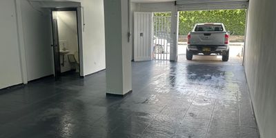 Local para arriendo en el sector de Itagui. Cuenta con amplios espacios comodos, amplios y luminosos. Cuenta con 2 banos, zona de lavado, puerta de seguridad. Esta ubicado cerca a la Central mayorista, Av de guayabal, centro de la moda y buen acceso a transporte publico.