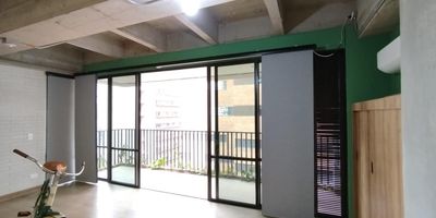Aparta estudio Amoblado para arriendo en el sector de Ciudad del Rio. Cuenta con amplios espacios ventilados e iluminados. Cuenta con 1 vestier, 2 banos, salon amplio, luces led, aire acondicionado, cocina integral, barra americana, 1 balcon, zona de ropas, 1 parqueadero, 1 cuarto util y ascensor. Tiene cercanias al museo de arte Moderno de Medellin, estacion industriales, ciudad del rio, locales comerciales y buen acceso a transporte publico.