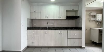 Se vende hermoso apartamento con excelentes comodidades y ubicacion privilegiada. Cuenta con tres habitaciones amplias y luminosas, dos banos modernos y funcionales, y una cocina integral con excelentes acabados. No cuenta con parqueadero privado, pero la unidad dispone de parqueadero para visitantes. Esta ubicado en una unidad residencial completa que ofrece piscina para adultos y ninos, asi como zona de juegos infantiles. Un espacio perfecto para tu familia, con acceso a zonas comunes que brindan comodidad y diversion. Ademas, cuenta con facil acceso a rutas de buses que conectan con la estacion La Estrella del metro y el Parque de Caldas, y esta ubicado a pocos minutos del Centro Deportivo La Tablaza. No dejes pasar esta oportunidad!