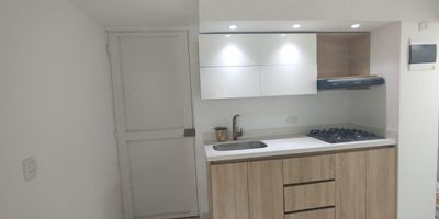 Apartamento para arriendo en el sector de Navarra Bello. En el podras disfrutar espacios comodos, amplios y luminosos. Cuenta con 3 habitaciones, 2 banos, 3 closets, sala comedor, cocina integral, 1 balcon y zona de ropas. Tiene cercanias a Estacion Niquia del metro, centro comercial Puerta del Norte y buen acceso a transporte publico.