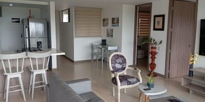 Este apartamento te permite disfrutar una excelente vista con un hermoso paisaje, iluminacion natural gran parte del dia y la agradable brisa de la noche, ya que cuenta con excelente ventilacion. Esta situado en una zona tranquila y residencial del sector, en unidad completa, compuesta de 1 torre, de 16 pisos con 10 apartamentos por piso, ubicado en el piso 7. Este inmueble te ofrece facil acceso a transporte publico, colegios, centro comercial reserva plaza, parroquia del porvenir, hospital san Vicente fundacion, supermercado D1 y Justo y bueno, gimnasio, restaurantes, vias principales a aeropuerto JMC, llano grande y Rionegro, permitiendote estar cerca de todo lo que necesitas.