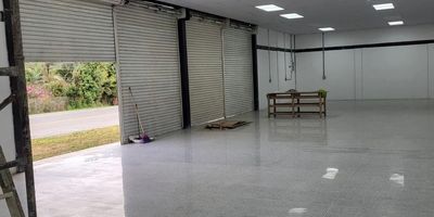 Espectacular local comercial para la renta, con grandes espacios para desarrollar un gran negocio, en excelente ubicacion con gran afluencia de vehiculos en la via Rionegro - La Ceja.