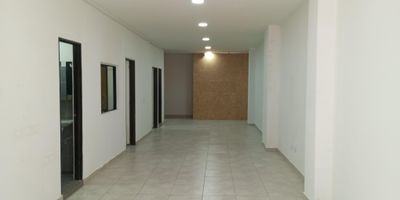 Casa comercial com muy buenos acabados. Ubicada en un lugar muy central de Itagui. Puerta peatonal y puerta garaje. 2 banos. 2 alcobas. Cocina integral. Zona de ropas. Bodega.